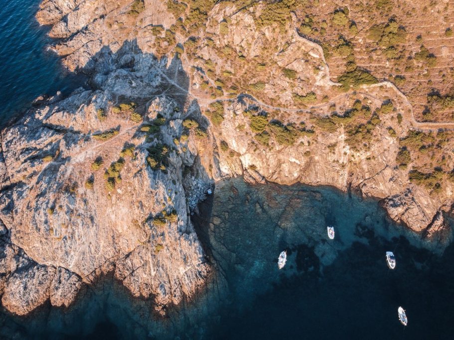 Vista aérea del Parc Natural del Cap de Creus amb vaixells i aigues clares