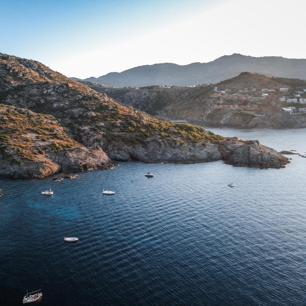 Vista panoràmica de la costa del Cap de Creus amb embarcacions i aigues tranquiles